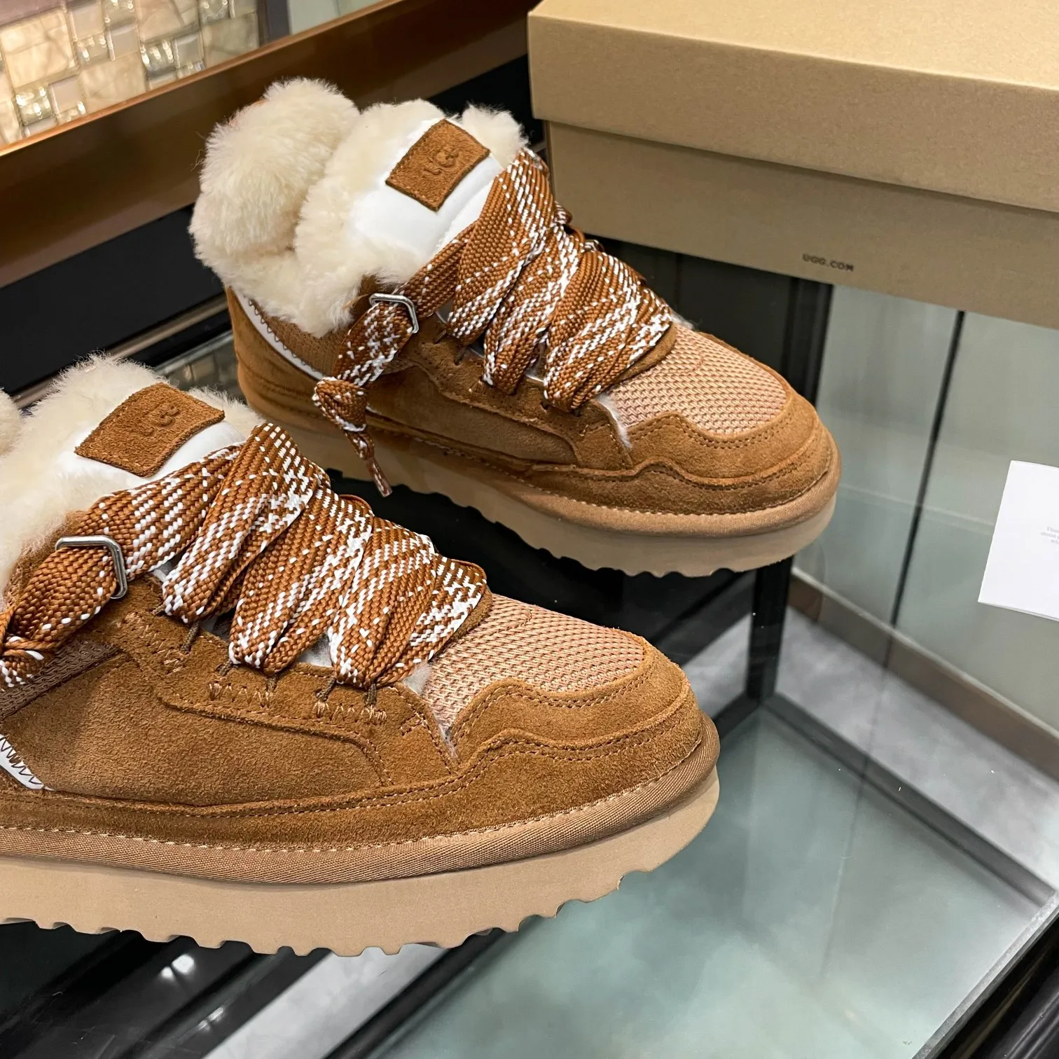 Men's men's shoes pP580! UGG~25vs popular platform thick-soled casual shoes series... [Round-toe thick-soled casual shoes] A shoe that does not clash with shirts, simple partition design ➕ spotted outsole, silk curls on the upper, a must-have for autumn and winter, can be worn with any pants or skirt, very comfortable and beautiful on the feet... ❶Material: Original customized cow ➕Breathable mesh ❷Inner lining: Original customized wool ❸ Foot pads: Original customized sheepskin ❹Outsole: Original molded wear-resistant velvet foam outsole ❺Number of codes: 35-41 ❻Packaging: Original full set of packaging ☀Color: Official website updated simultaneously
